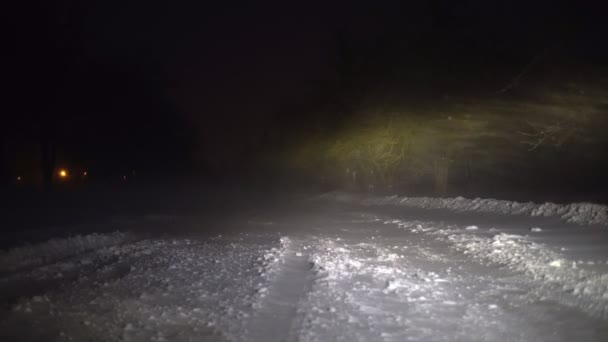 Nieve pesada está bloqueando el camino. El invierno. Noche o noche. — Vídeos de Stock