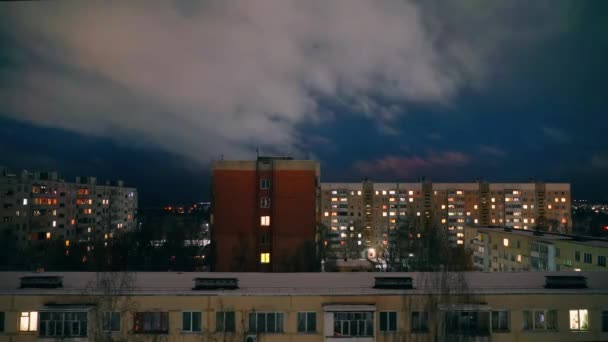 ऊंची इमारतों में रोशनी का समय। रात। समयरेखा, चल रहे बादल . — स्टॉक वीडियो