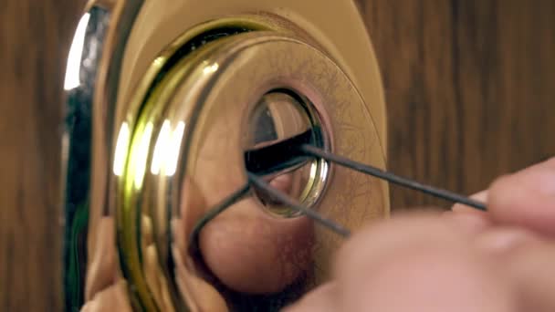 男の手が鍵で鍵を開ける — ストック動画