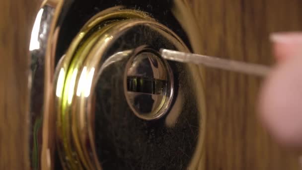 Kvinna med hjälp av en nyckel för att öppna låset på ytterdörren — Stockvideo