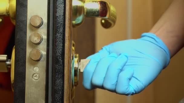 Mujer usando una llave para abrir la cerradura de la puerta principal — Vídeos de Stock