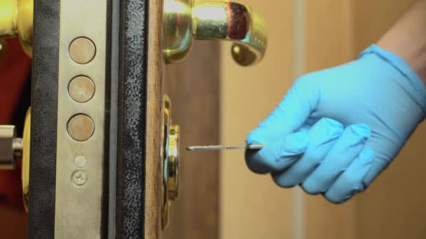 Kobieta używająca klucza do otwarcia zamka w drzwiach. — Wideo stockowe