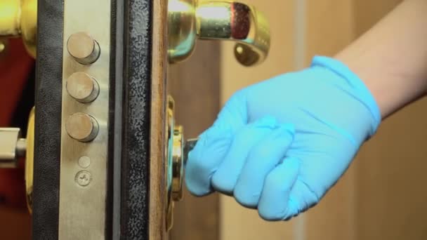 Woman using a key to open the lock of the front door — Stock Video