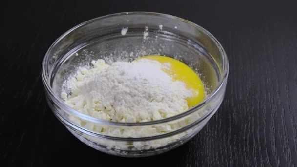 厨师在碎鸡蛋中加入面粉和奶酪, — 图库视频影像
