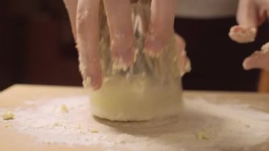 Mutfaktaki kadın süzme peynir karışımından cheesecake yapıyor.