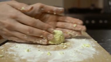 Mutfaktaki kadın süzme peynir karışımından cheesecake yapıyor.