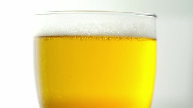 Cam bardakta köpüklü bira köpüklerinin yakın çekimi. Hafif bira..