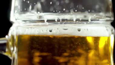 Cam bardakta köpüklü bira köpüklerinin yakın çekimi. Hafif bira..