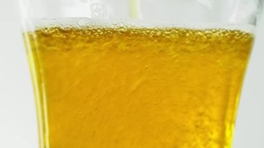 Cam bardakta köpüklü bira köpüklerinin yakın çekimi. Hafif bira..