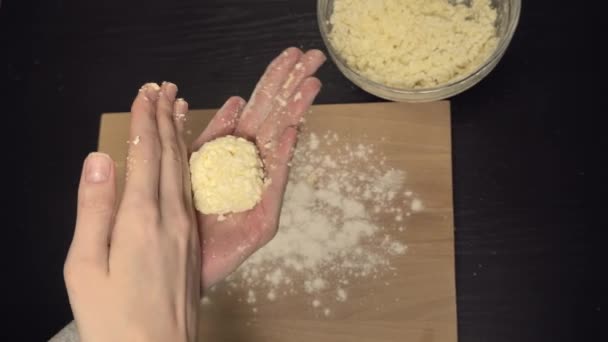厨房里的女人用奶酪的混合物做芝士蛋糕 — 图库视频影像