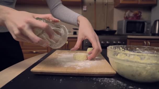 Женщина на кухне делает чизкейки из смеси творога — стоковое видео