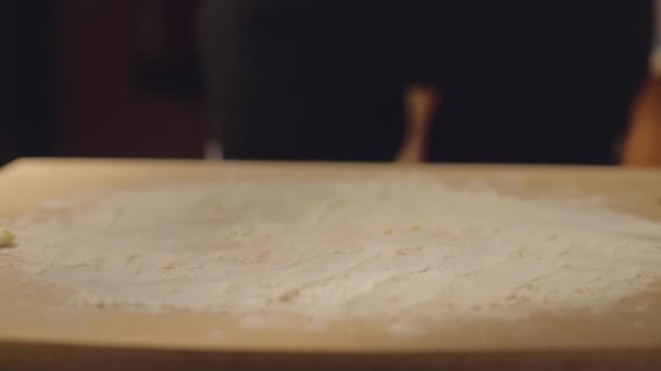 Γυναίκα στην κουζίνα κάνει cheesecakes από μείγμα τυρί cottage — Αρχείο Βίντεο
