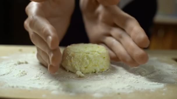 Γυναίκα στην κουζίνα κάνει cheesecakes από μείγμα τυρί cottage — Αρχείο Βίντεο