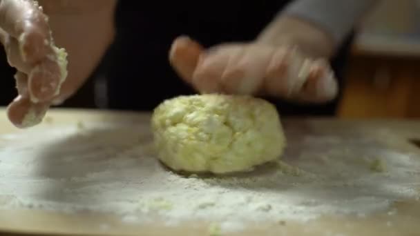 Kobieta w kuchni robi serniki z mieszanki sera wiejskiego — Wideo stockowe