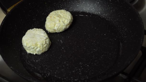 Färskost tortillas eller ostkakor steks i en varm stekpanna. — Stockvideo