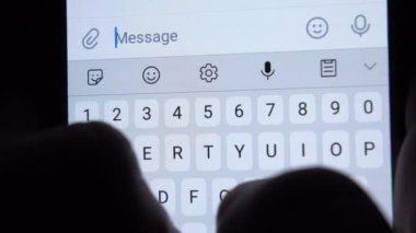 Bir kişi akıllı telefondan yakın çekim mektubu yazar. Yardım edin..