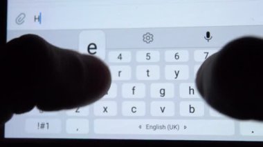 Bir kişi akıllı telefondan yakın çekim mektubu yazar. Yardım edin..