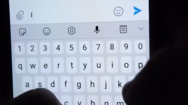 Bir insanın elleri akıllı telefonuna yakın plan bir mektup basar Seni seviyorum.