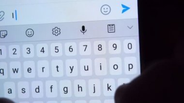 Bir insanın elleri akıllı telefonuna yakın plan bir mektup basar Seni seviyorum.