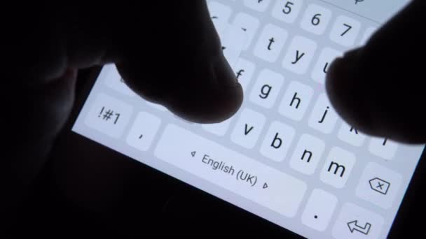 Le mani digitano o scrivono messaggi da smartphone. Sfondo bianco con retroilluminazione. — Video Stock