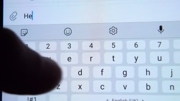 Een persoon schrijft een close-up brief op een smartphone HELP ME. — Stockvideo