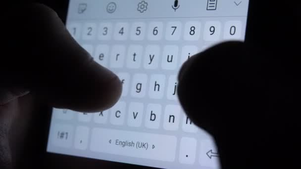 Le mani digitano o scrivono messaggi da smartphone. Sfondo bianco con retroilluminazione. — Video Stock