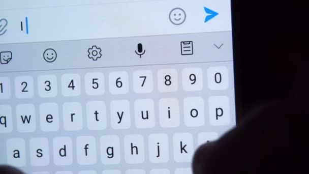 Egy ember keze nyomtat egy közeli levelet egy okostelefonon, amit szeretek.. — Stock videók