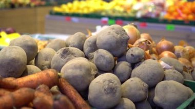 Süpermarketin rafındaki sepet rafında havuç ve pancar var.,