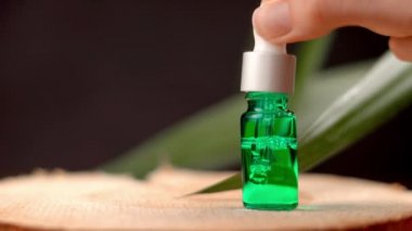 Nemlendirici serum, yüz derisi için vitamin. Bir kadın eli.