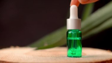 Nemlendirici serum, yüz derisi için vitamin. Bir kadın eli.