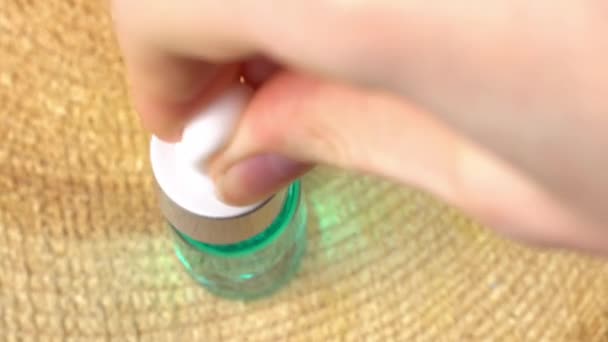 Återfuktande serum, vitamin för huden i ansiktet. En kvinnas hand — Stockvideo