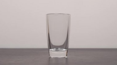 Barmen shot bardaklarına votka ya da tekila dolduruyor.