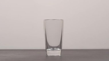 Barmen shot bardaklarına votka ya da tekila dolduruyor.