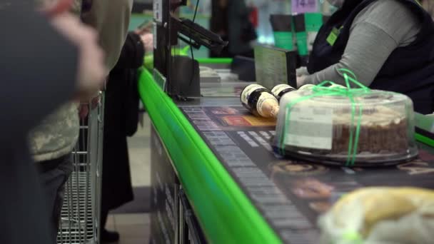 Belarús, Mogilev - 23 de febrero de 2021: compra de supermercados, comestibles. — Vídeo de stock