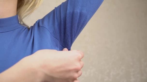 脇の下に汗をかいている若い女性。多汗症. — ストック動画