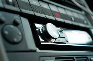 Gri bant kaydedici arabanın içinde.