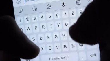 Bir kişi akıllı telefondan yakın çekim mektubu yazar. Yardım edin..