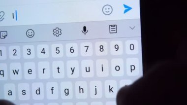 Bir insanın elleri akıllı telefonuna yakın plan bir mektup basar Seni seviyorum.