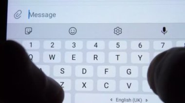 Bir kişi akıllı telefondan yakın çekim mektubu yazar. Yardım edin..