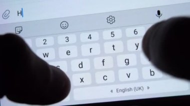 Bir kişi akıllı telefondan yakın çekim mektubu yazar. Yardım edin..