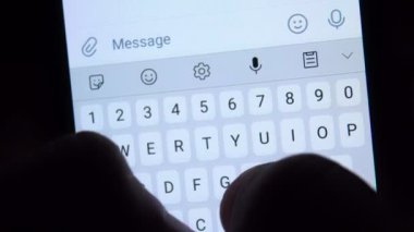 Bir kişi akıllı telefondan yakın çekim mektubu yazar. Yardım edin..