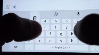 Bir kişi akıllı telefondan yakın çekim mektubu yazar. Yardım edin..