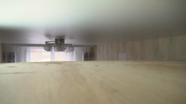 Evi temizleme konsepti. Bir adam evindeki uzun bir dolaptan toz temizler.