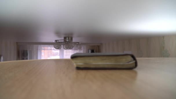 Homme se lève haut au plafond et place un vieux, portable usé sur le cabinet. — Video