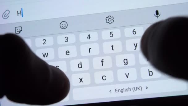 En person skriver ett närbild brev på en smartphone HJÄLP ME. — Stockvideo