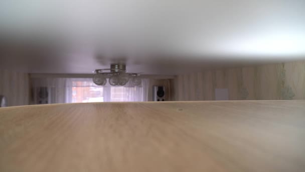 De mens stijgt tot het plafond en bespaart op het kabinet. Moeilijke tijden — Stockvideo