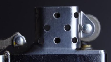 Zippo çakmağı, siyah arkaplanda izole,