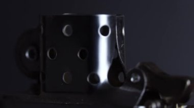 zippo çakmağı, siyah arkaplanda izolasyonda döndürme, yakın çekim makro.