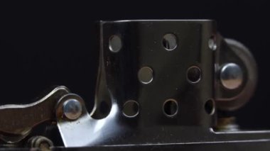 zippo çakmağı, siyah arkaplanda izolasyonda döndürme, yakın çekim makro.
