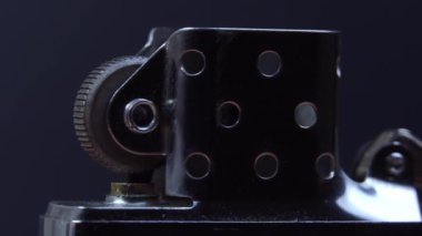 zippo çakmağı, siyah arkaplanda izolasyonda döndürme, yakın çekim makro.